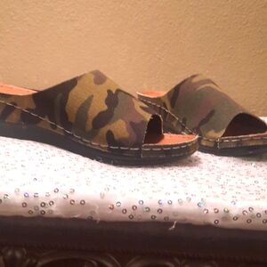 Camaflouge sandals with white stitches around shoe You will be ready for summer.